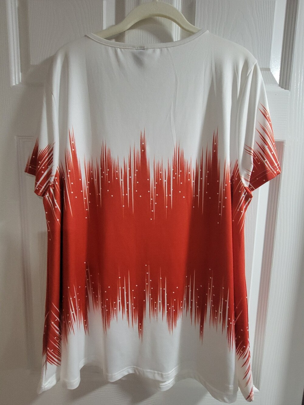 Like New- Emery Rose 3XL White and Red Graphic V-Neck Top - Picture 4 of 4